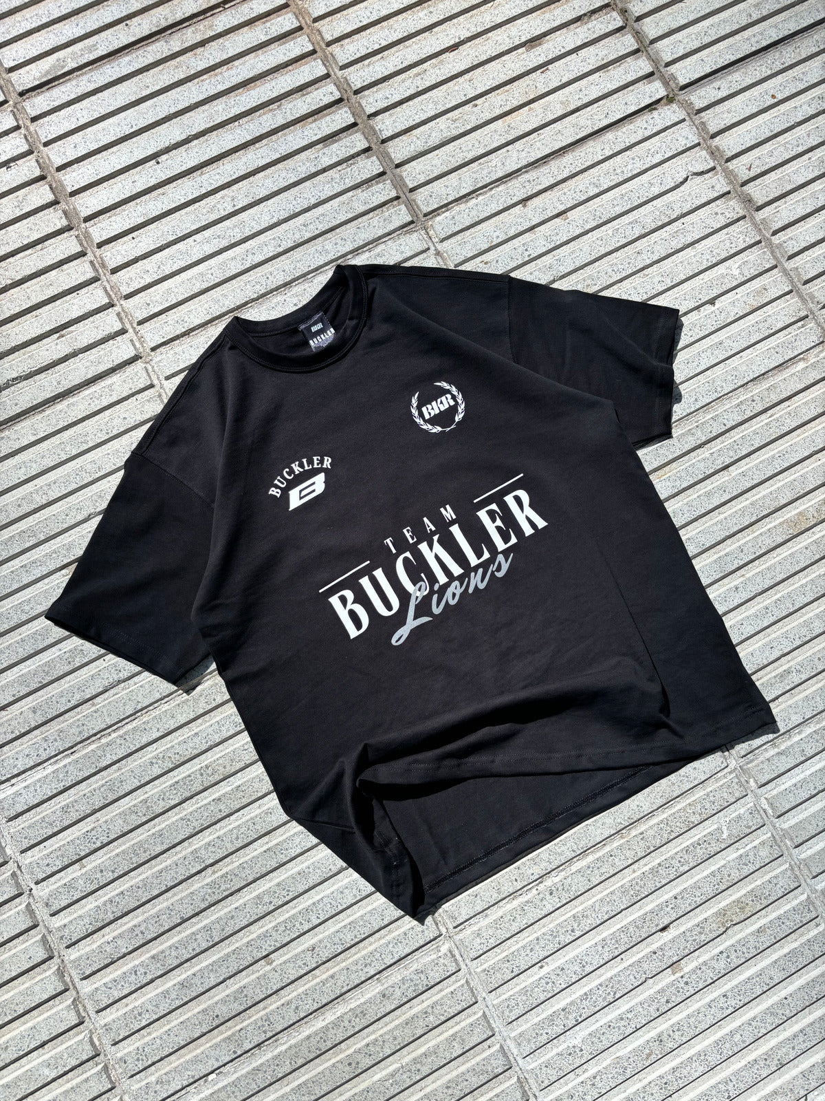TEAM BUCKLER TEE